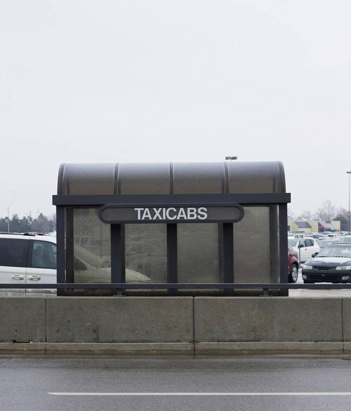 无人,竖图,室外,白天,正面,道路,路,公路,车站,英文,标志,文字,字符,字母,分界线,停车线,站台,交通,标识,月台,天空,天,英文字母,车行道,车行道分界线,标线,车行线,马路,彩图,公共汽车站,汽车车站,汽车站