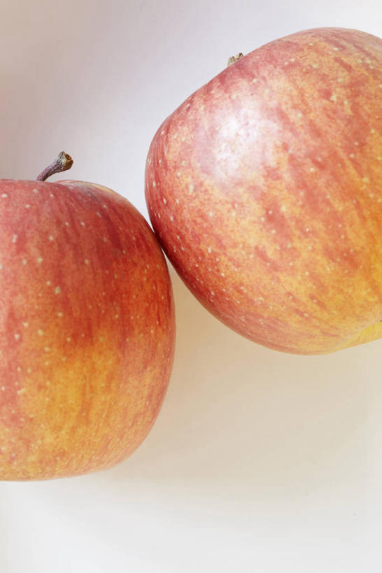 无人,竖图,俯视,室内,特写,白天,白色背景,苹果,水果,阴影,新鲜,反射,影子,生食,食品,果实,食物,两个,红色,红苹果,摄影,有机食品,绿色食品,影棚,彩图,高角度拍摄,影棚拍摄,拍摄