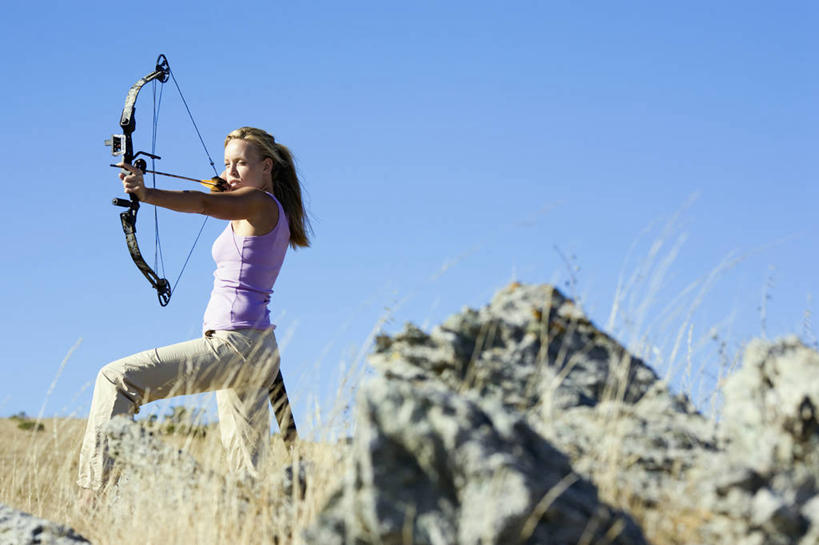 西方人,一个人,站,横图,室外,白天,仰视,锻炼,快乐,比赛,运动,竞争,射箭,石头,植物,欧洲,欧洲人,仅一个年轻女性,仅一个女性,仅一个人,握,阴影,服装,枯萎,光线,弓箭,石子,影子,枯草,拿,拿着,注视,休闲装,娱乐,草,衣服,黄色,蓝色,蓝天,天空,阳光,天,观察,看,站着,休闲,休闲服,握着,服饰,晴朗,观看,察看,体育运动,关注,箭术,万里无云,体育,射箭比赛,射箭赛,射箭运动,年轻女性,女人,女性,白种人,石块,岩石,晴空,晴空万里,站立,彩图,低角度拍摄,全身,健身