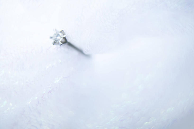 无人,横图,俯视,室内,特写,白天,爱情,奢侈,静物,珠宝,阴影,朦胧,模糊,反射,矿石,影子,一枚,浪漫,钻戒,钻石,装饰品,戒指,饰品,首饰,恩爱,金刚石,昂贵,坚硬,信物,贵重,宝石,权利,坚定,信念,手饰,约定,宝贵,彩图,高角度拍摄