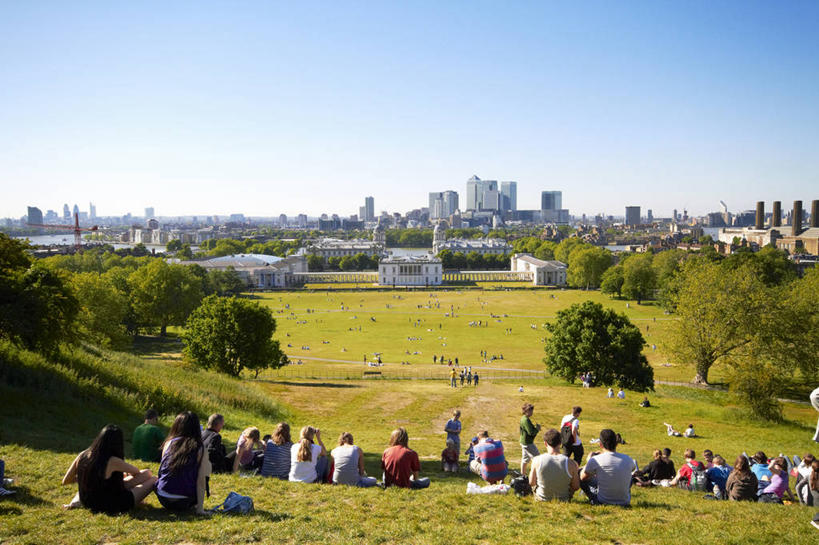 西方人,博物馆,家,高楼大厦,坐,横图,室外,白天,度假,草地,草坪,美景,植物,城市风光,标志建筑,城市,大厦,地标,建筑,摩天大楼,英国,欧洲,伦敦,欧洲人,阴影,服装,研究,光线,影子,房屋,屋子,景观,公寓,首都,许多人,教育,休闲装,娱乐,建设,洋房,楼房,住宅,草,树,树木,背面,衣服,蓝色,绿色,蓝天,天空,阳光,自然,天,一群人,享受,休闲,休闲服,景色,放松,服饰,生长,晴朗,成长,展览,西欧,欣赏,大不列颠,陈列,格林威治,大不列颠及北爱尔兰联合王国,万里无云,雾都,格林威治公园,典藏,格林尼治,男人,男性,年轻男性,年轻女性,女人,女性,白种人,晴空,晴空万里,坐着,半身,彩图,房子,大楼,高层建筑,高楼,摩天楼,大不列颠王国,大英帝国,联合王国,日不落帝国