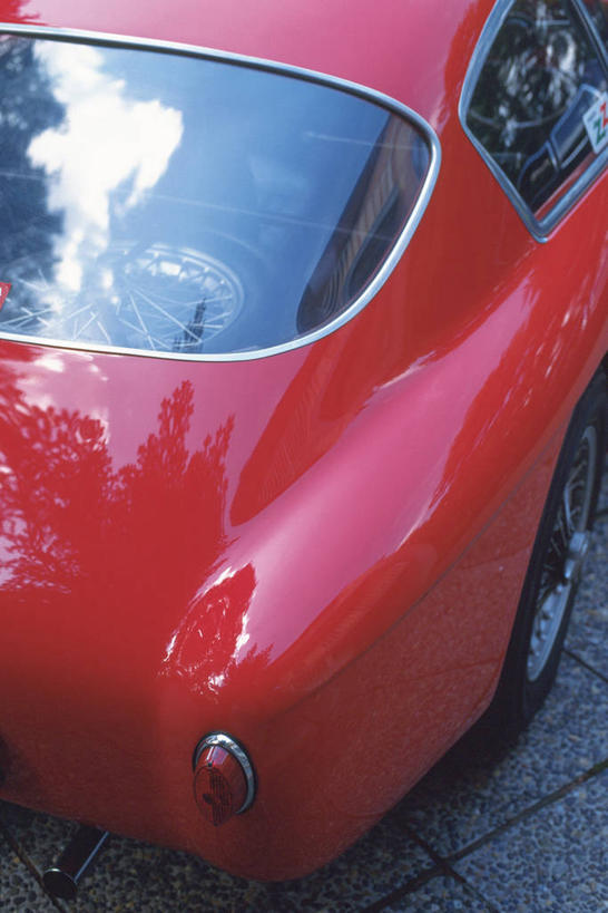 无人,竖图,俯视,室外,白天,窗户,汽车,古董车,一辆,阴影,光线,影子,玻璃窗,车,红色,阳光,车窗,交通工具,载具,老爷车,彩图,高角度拍摄