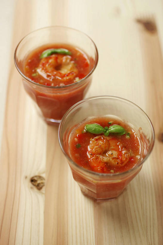 海鲜,无人,竖图,俯视,室内,特写,白天,烹饪,西餐,桌面,桌子,玻璃,阴影,朦胧,模糊,反射,木制,影子,木桌,汤,虾,料理,食品,水产,菜肴,美食,海洋生物,玻璃制品,食物,两个,木制品,容器,碗,西式,摄影,佳肴,影棚,储藏,储存,水生动物,海产品,水生物,海底动物,羹汤,彩图,高角度拍摄,影棚拍摄,拍摄,凉菜汤,西班牙凉菜汤,木桌子,贮存