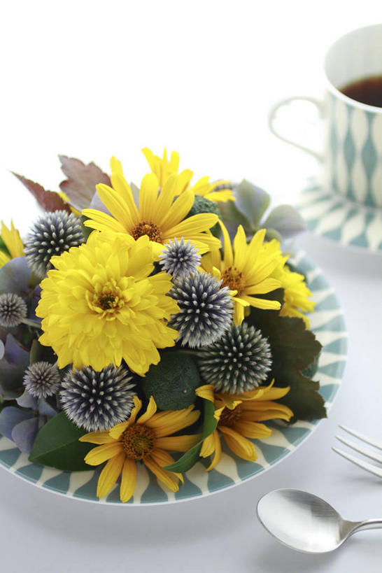 咖啡,无人,竖图,俯视,室内,特写,白天,白色背景,幸福,智慧,骄傲,餐桌,桌子,八仙花,杯子,阴影,艺术,盛开,反射,瓷器,影子,勺子,咖啡杯,陶瓷制品,花蕾,文化,娱乐,花,花瓣,花朵,鲜花,饮料,插花,调羹,汤匙,花苞,花蕊,绣球花,享受,休闲,温馨,菊花,放松,乐趣,摄影,影棚,餐台,插花艺术,紫阳花,洋绣球,创造,提神,舒适,创作,瓷杯,醒脑,想象,草绣球,斗球,七变化,粉团花,软饮料,善变,蓝刺头,彩图,高角度拍摄,影棚拍摄,拍摄,驴欺口