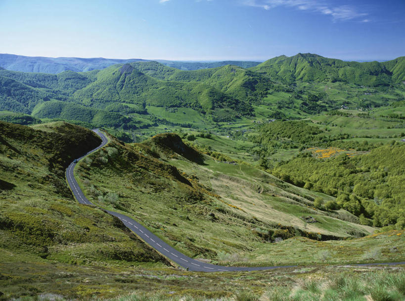 无人,横图,俯视,室外,白天,旅游,度假,石头,美景,森林,山,山脉,树林,植物,道路,路,法国,欧洲,阴影,光线,石子,影子,景观,山峰,云,云朵,小路,交通,山峦,云彩,娱乐,树,树木,蓝色,绿色,白云,蓝天,天空,阳光,自然,群山,天,享受,休闲,景色,放松,生长,晴朗,成长,西欧,法兰西,自然风光,法兰西共和国,法兰西第五共和国,奥弗涅,奥弗涅大区,石块,岩石,晴空,彩图,高角度拍摄