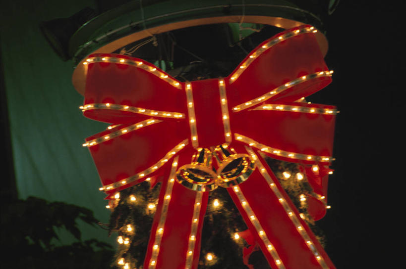 横图,室外,特写,夜晚,正面,照明,阴影,朦胧,模糊,装饰,光线,彩灯,挂饰,铃铛,丝绸,丝带,影子,灯光,缎带,绸带,灯,两个,红色,蝴蝶结,灯具,花灯,华丽,修饰,照亮,点缀,照明设备,圣诞灯,衬托,美观,雅致,雅观,圣诞铃铛,半身,彩图