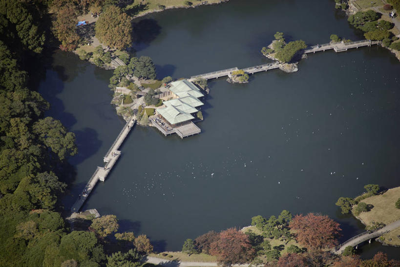 无人,家,横图,俯视,航拍,室外,白天,旅游,度假,美景,森林,山,山脉,树林,植物,东京,日本,亚洲,阴影,光线,影子,房屋,屋子,池塘,景观,山峰,水池,山峦,中央区,娱乐,楼房,住宅,树,树木,绿色,阳光,自然,群山,享受,休闲,景色,放松,生长,成长,鸟瞰,自然风光,东亚,本州,关东地方,本州岛,日本国,东京都,滨离宫庭园,彩图,高角度拍摄,房子,浜离宫,滨离宫恩赐庭园