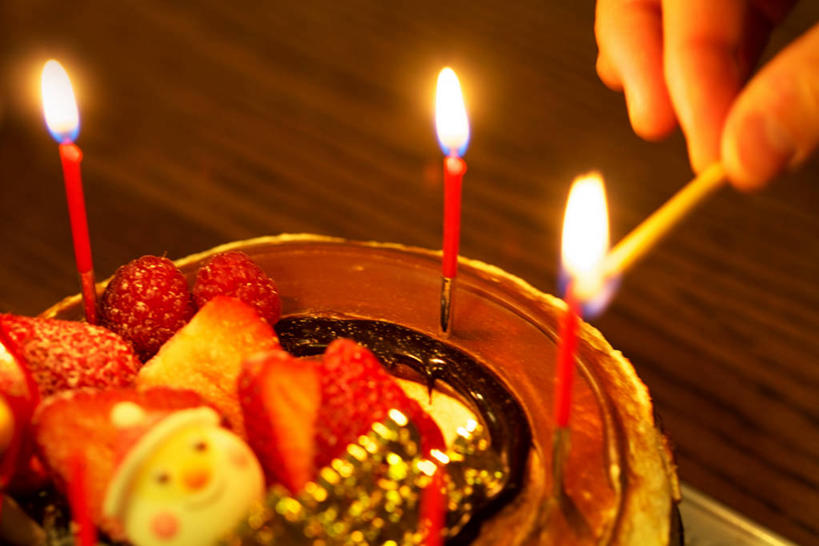 点心,东方人,手,一个人,横图,俯视,室内,特写,白天,游戏,雪,大雪,草莓,浆果,蜡烛,水果,亚洲,仅一个年轻女性,仅一个女性,仅一个人,握,阴影,朦胧,模糊,新鲜,光线,火柴,火焰,影子,烛光,积雪,雪景,雪人,冬季,冬天,生食,食品,果实,燃烧,玩,黄种人,娱乐,食物,糕点,一个,红色,点燃,休闲,手部,寒冷,握着,有机食品,绿色食品,单个,活动,单手,洋火,发泄,消遣,智力,宣泄,严寒,火柴梗,取火工具,圣诞蛋糕,年轻女性,女人,女性,亚洲人,洋莓,水果皇后,红莓,地莓,玩耍,嬉戏,半身,彩图,高角度拍摄,蛋糕,拟人