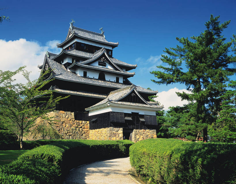 无人,横图,室外,白天,仰视,旅游,度假,名胜古迹,植物,标志建筑,道路,地标,建筑,路,日本,亚洲,阴影,环保,遗迹,光线,瓦片,影子,堡垒,城堡,屋顶,云,云朵,小路,防护,交通,云彩,顶棚,瓦,古迹,文物,娱乐,建设,古建筑,树,树木,蓝色,绿色,白云,蓝天,天空,阳光,自然,天,享受,休闲,旅游胜地,放松,建造,生长,晴朗,成长,松江,要塞,美好,美妙,间隔,古文明,东亚,屋瓦,本州,本州岛,日本国,中国地方,美观,雅观,县厅,岛根,岛根县,设防,绿篱,生篱,树篱,植篱,晴空,彩图,低角度拍摄,松江城,松江市