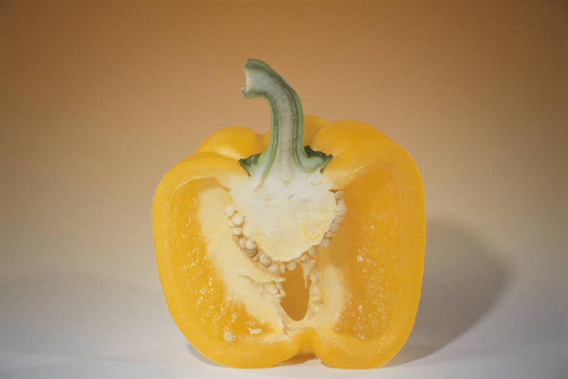 无人,横图,室内,特写,白天,正面,辣椒,蔬菜,切开,阴影,新鲜,反射,影子,食品,半个,食物,黄色,切,一半,摄影,有机食品,绿色食品,影棚,黄辣椒,剖面,彩椒,切面,辣角,红海椒,大椒,辣虎,广椒,甜椒,柿子椒,辣子,海椒,番椒,灯笼椒,彩图,影棚拍摄,拍摄,黄灯笼辣椒,黄帝椒