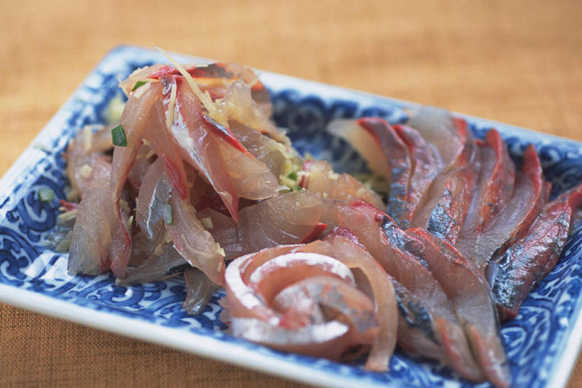 海鲜,生鱼片,无人,横图,俯视,室内,特写,白天,烹饪,餐桌,桌子,餐具,阴影,朦胧,模糊,反射,木制,鱼,碟子,盘,影子,陶瓷,肉,鱼肉,日本料理,鱼片,料理,食品,陶瓷制品,水产,菜肴,美食,肉类,鱼类,海洋生物,食物,一个,盘子,木制品,碟,日式料理,日式,佳肴,单个,餐台,巴浪,竹荚鱼,水生动物,海产品,水生物,肉食,海底动物,沙西米,刺公,山鲐鱼,彩图,高角度拍摄,刺身