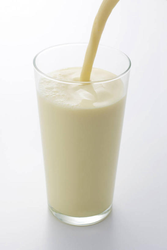 无人,竖图,俯视,室内,特写,白天,白色背景,杯子,倒,阴影,反射,影子,饮品,营养,玻璃制品,饮料,一个,水杯,摄影,影棚,单个,豆浆,安神,玻璃杯,彩图,高角度拍摄,影棚拍摄,拍摄,植物奶