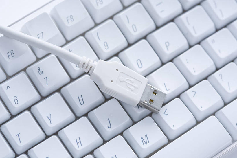 无人,横图,俯视,室内,特写,白天,通讯,键盘,数据,静物,阴影,反射,传输,英文,标志,文字,影子,字符,字母,输入设备,通讯设备,标识,一个,单个,英文字母,数据线,通信设备,USB线,线缆,电脑键盘,彩图,高角度拍摄,USB数据线