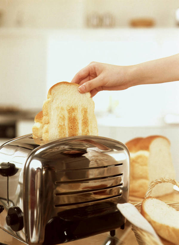 点心,面包,东方人,一个人,竖图,室内,白天,侧面,餐桌,桌子,亚洲,仅一个年轻女性,仅一个女性,仅一个人,握,朦胧,模糊,电器,食品,面点,拿,拿着,黄种人,吐司,面包机,饮食,食物,糕点,握着,餐台,法式面包,家电,家用电器,吐司面包,烘培,年轻女性,女人,女性,亚洲人,半身,彩图,烘烤,多士,听型面包,小家电