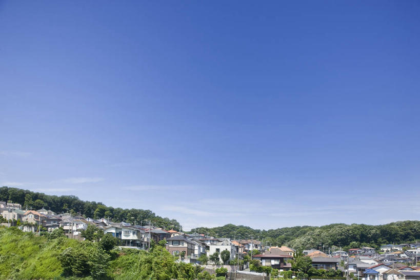 无人,家,横图,室外,白天,仰视,度假,美景,森林,山,山脉,树林,植物,城市风光,城市,东京,日本,亚洲,阴影,光线,影子,房屋,屋子,景观,山峰,云,云朵,公寓,山峦,云彩,娱乐,洋房,楼房,住宅,树,树木,蓝色,绿色,白云,蓝天,天空,阳光,自然,群山,天,享受,休闲,景色,放松,生长,晴朗,成长,东亚,本州,关东地方,本州岛,日本国,东京都,日野市,日野,晴空,彩图,低角度拍摄,房子