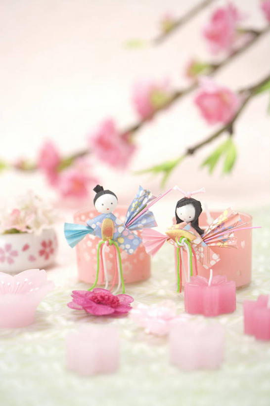 无人,竖图,室内,特写,白天,白色背景,正面,游戏,植物,玩具,节日,朦胧,模糊,庆祝,日本文化,盛开,人偶,枝条,玩,花蕾,文化,娱乐,花,花瓣,花朵,鲜花,树,树木,树枝,两个,绿色,自然,花苞,花蕊,庆典,休闲,益智,摄影,影棚,生长,成长,活动,纪念,发泄,消遣,智力,宣泄,女儿节,虬枝,枝杈,玩耍,嬉戏,彩图,影棚拍摄,拍摄,雏祭,上巳,雏人偶