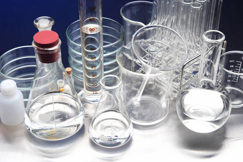 无人,横图,俯视,室内,特写,白天,实验,仪器,桌面,桌子,阴影,蓝色背景,研究,透明,反射,分析,化学,测试,烧杯,烧瓶,液体,影子,锥形瓶,玻璃制品,玻璃瓶,瓶子,器皿,摄影,影棚,工作台,玻璃仪器,试验耗材,实验用品,圆底烧瓶,三角烧瓶,依氏烧瓶,锥形烧瓶,彩图,高角度拍摄,影棚拍摄,拍摄,实验台,实验桌