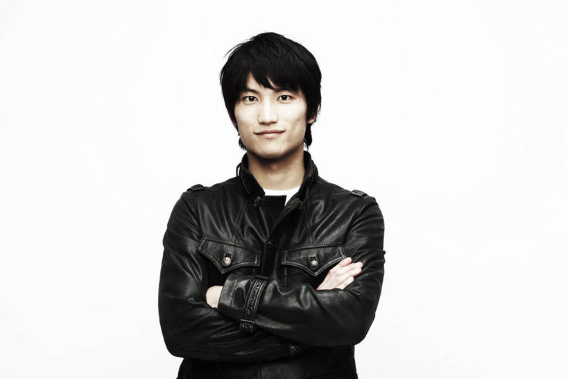 东方人,一个人,站,笑,双手交叉,微笑,横图,室内,白天,白色背景,正面,亚洲,仅一个男性,仅一个人,阴影,服装,反射,影子,注视,黄种人,外套,仅一个年轻男性,衣服,黑色,观察,看,站着,摄影,服饰,影棚,观看,察看,夹克,双手抱胸,衣着,夹克衫,穿着,关注,衣饰,茄克,男人,男性,年轻男性,亚洲人,外衣,站立,半身,彩图,影棚拍摄,拍摄,短外衣