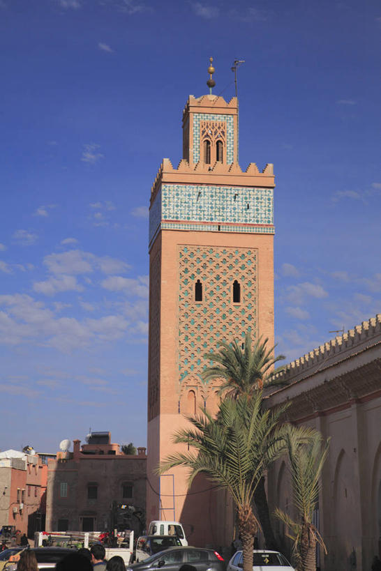 无人,竖图,室外,白天,仰视,旅游,度假,名胜古迹,植物,标志建筑,地标,建筑,汽车,棕榈树,叶子,非洲,摩洛哥,阴影,节日,遗迹,光线,影子,云,云朵,绿叶,云彩,古迹,文化,文物,娱乐,建设,古建筑,车,树,树木,蓝色,绿色,白云,蓝天,天空,阳光,自然,交通工具,轿车,天,祈祷,享受,休闲,健康,嫩叶,旅游胜地,放松,许愿,宗教,信仰,生长,晴朗,成长,纪念,祈求,伊斯兰教,载具,清真寺,古文明,棕榈叶,阿非利加洲,摩洛哥王国,马拉喀什,库图比亚清真寺,库杜比亚清真寺,平安,叶,叶片,晴空,棕树,棕榈,彩图,低角度拍摄