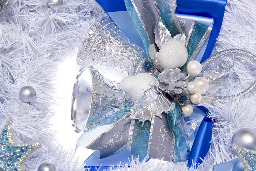 无人,横图,俯视,室内,特写,白天,幸福,纯洁,雪,大雪,静物,圣诞节,阴影,节日,庆祝,装饰,反射,花环,铃铛,丝绸,丝带,影子,珍珠,积雪,雪花,雪景,冬季,冬天,缎带,文化,绸带,蓝色,蝴蝶结,庆典,健康,寒冷,纪念,捆绑,华丽,修饰,圣诞花环,点缀,贵重,珍贵,富有,衬托,美观,雅致,雅观,严寒,圣诞圈,绑缚,宝贵,有机宝石,彩图,高角度拍摄,白珍珠