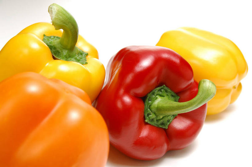 无人,横图,俯视,室内,特写,白天,白色背景,辣椒,蔬菜,阴影,新鲜,反射,影子,食品,食物,黄色,红色,四个,橙色,摄影,有机食品,绿色食品,影棚,黄辣椒,彩椒,辣角,红海椒,大椒,辣虎,广椒,甜椒,柿子椒,辣子,海椒,番椒,灯笼椒,彩图,高角度拍摄,影棚拍摄,拍摄,黄灯笼辣椒,黄帝椒