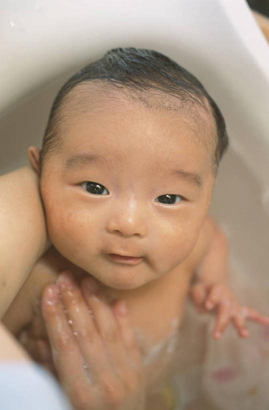 东方人,婴儿,儿童,两个人,家庭,母亲,笑,微笑,竖图,俯视,室内,白天,洗澡,纯洁,安全,水,亚洲,液体,水滴,防护,注视,黄种人,干净,裸露,小孩,容器,观察,看,清洁,享受,健康,温暖,温馨,一家人,浴盆,放松,可爱,母爱,童年,童趣,保健,活泼,观看,储藏,保护,和睦,察看,卫生,储存,关注,宝宝,裸,澡盆,保险,童真,纯真,烂漫,无邪,保全,周全,安稳,安定,泡汤,母婴,伶俐,平安,天真,年轻女性,女人,女性,亚洲人,孩子,年轻人,半身,彩图,高角度拍摄,沐浴,婴儿浴盆,融洽,贮存