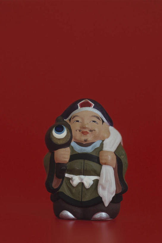 无人,竖图,室内,特写,白天,正面,静物,雕塑,阴影,红色背景,艺术,装饰,反射,雕刻,雕像,影子,文化,工艺品,祈祷,健康,许愿,摄影,宗教,信仰,影棚,纪念,祈求,美术,主题,陈列,功能,美学,庇佑,庇护,护法,护法神,大黑天,大黑天神,玛哈嘎拉,莫诃哥罗,平安,彩图,全身,影棚拍摄,拍摄