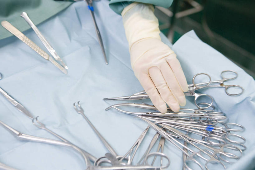 东方人,手,一个人,医生,医院,站,横图,俯视,室内,特写,白天,床,金属制品,亚洲,仅一个男性,仅一个人,一堆,许多,握,修剪,阴影,堆叠,堆积,服装,反射,金属,工具,剪刀,影子,很多,黄种人,仅一个年轻男性,衣服,白色,手套,站着,医护人员,医疗人员,手部,橡胶,握着,服饰,堆,单手,裁剪,医疗设备,手术室,剪子,剪裁,切割,衣着,白大褂,穿着,医疗器械,橡胶手套,手术台,橡胶制品,实验服,医疗机构,手术床,医用手套,手术剪刀,手术剪,衣饰,男人,男性,年轻男性,亚洲人,大夫,站立,半身,彩图,高角度拍摄,病院,诊所,实验衣