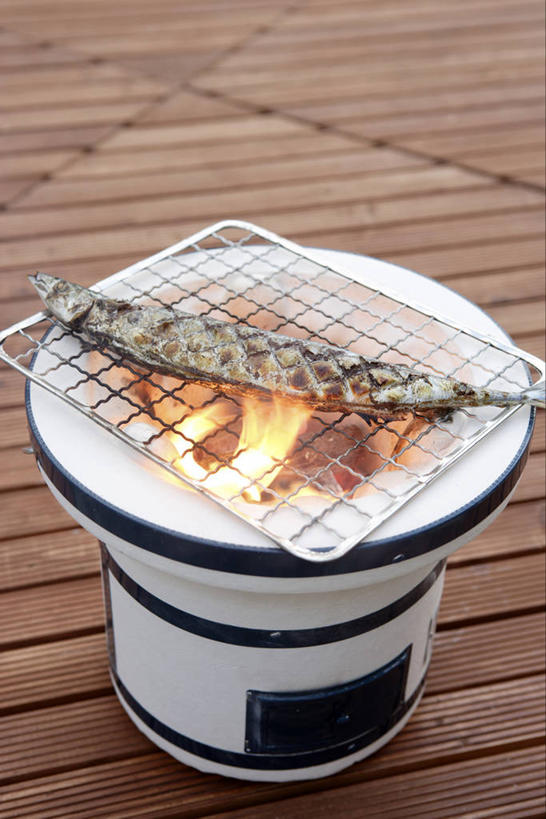 无人,竖图,俯视,室外,白天,烧烤,地板,一条,阴影,光线,秋刀鱼,鱼,影子,肉,鱼肉,烤架,地面,烤肉,水产,肉类,鱼类,木地板,阳光,铁架,竹刀鱼,刀鱼,水生动物,水生物,肉食,彩图,高角度拍摄,淡水生物,河鲜