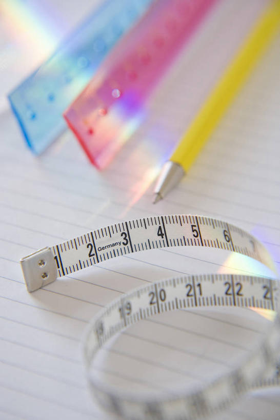 无人,竖图,俯视,室内,特写,白天,白色背景,静物,阴影,朦胧,模糊,反射,测量,笔,标志,皮尺,数字,文字,影子,字符,刻度,办公用品,两把,标识,水笔,文具,粉色,蓝色,尺,塑料制品,学习用品,直尺,保养,保健,摄影,阿拉伯数字,影棚,测量工具,文具用品,一支,尺子,减肥,衡量,绘图,腰围尺,瘦身,比例,测绘,量具,量仪,塑料卷尺,塑料尺,标度,彩图,高角度拍摄,影棚拍摄,拍摄