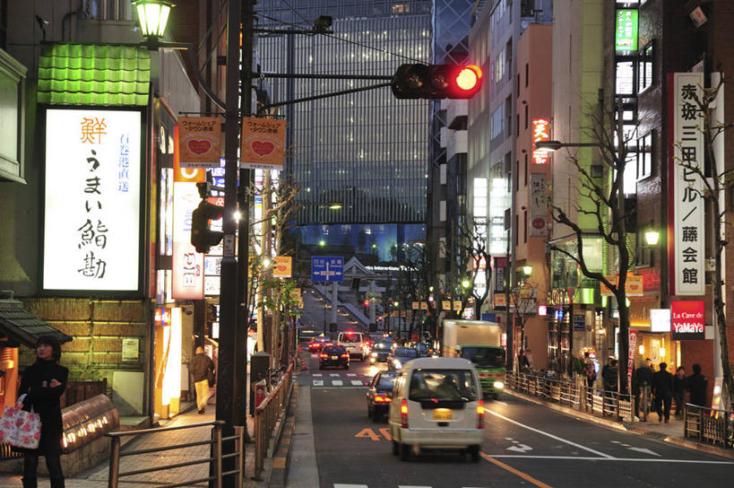 东方人,高楼大厦,商店,站,走,横图,室外,夜晚,正面,购物,度假,安全,消费,美景,城市风光,超市,城市,大厦,道路,建筑,路,摩天大楼,商场,公路,东京,日本,亚洲,行人,阴影,服装,光线,日文,标志,文字,影子,字符,景观,红绿灯,灯光,分界线,停车线,信号灯,交通,面包车,许多人,注视,休闲装,黄种人,娱乐,标识,路人,衣服,观察,看,站着,一群人,享受,休闲,休闲服,景色,放松,警示,金融,百货,服饰,观看,车行道,车行道分界线,察看,关注,提示,标线,流通,选购,贸易,百货公司,东亚,车行线,交通信号灯,本州,行人信号灯,关东地方,本州岛,日本国,东京都,日语,血拼,赤坂,过客,男人,男性,年轻男性,年轻女性,女人,女性,亚洲人,马路,步行,散步,站立,走路,半身,彩图,大楼,高层建筑,高楼,购物商场,购物中心,摩天楼,商业中心