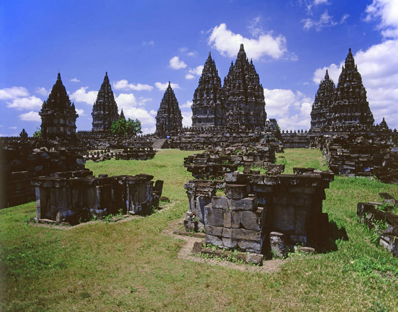 无人,寺庙,横图,室外,白天,正面,旅游,度假,草地,草坪,石头,名胜古迹,植物,标志建筑,地标,建筑,印度尼西亚,印尼,亚洲,阴影,节日,遗迹,光线,石子,影子,云,云朵,燃烧,云彩,古迹,文化,文物,娱乐,建设,古建筑,草,蓝色,绿色,白云,蓝天,天空,阳光,香火,庙宇,天,祈祷,享受,休闲,健康,旅游胜地,放松,许愿,宗教,东南亚,信仰,晴朗,纪念,祈求,古文明,印度尼西亚共和国,爪哇,爪哇岛,巴兰班南,拔兰班南寺,普兰巴南寺庙群,日惹,平安,石块,岩石,晴空,彩图,庙,寺