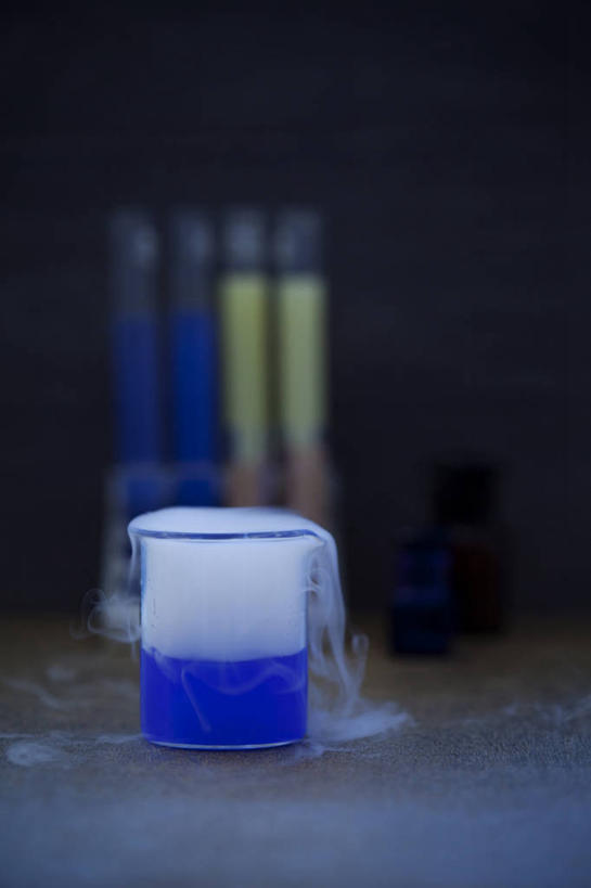 无人,竖图,室内,特写,白天,正面,实验,仪器,水,雾,桌面,桌子,杯子,阴影,沸腾,朦胧,模糊,研究,透明,反射,分析,化学,测试,蒸汽,烧杯,液体,影子,实验室,水滴,研究室,水蒸气,玻璃制品,一个,玻璃瓶,瓶子,器皿,单个,工作台,计量,试验室,玻璃仪器,试验耗材,实验用品,蒸发,玻璃杯,彩图,实验台,实验桌