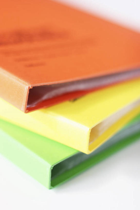 无人,竖图,俯视,室内,特写,白天,白色背景,静物,阴影,朦胧,模糊,反射,影子,记事本,三个,黄色,绿色,本子,笔记本,橙色,摄影,影棚,活页本,便签本,活页夹,彩图,高角度拍摄,影棚拍摄,拍摄,日记本,活页夹记事本