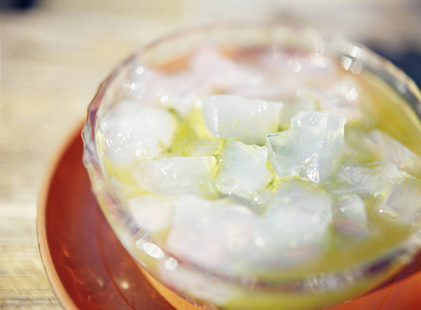 无人,横图,俯视,室内,特写,白天,餐桌,桌子,餐具,玻璃,阴影,朦胧,模糊,反射,碟子,盘,影子,玻璃制品,一个,盘子,容器,碟,碗,单个,餐台,储藏,储存,彩图,高角度拍摄,大菜丝,冻粉,寒天,琼胶,琼脂,燕菜精,洋菜,洋粉,贮存