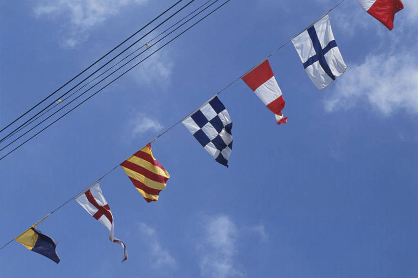 无人,横图,室外,特写,白天,仰视,旗帜,国旗,一排,阴影,漂浮,整齐,并列,并排,飘扬,电力,光线,电线,线,影子,云,云朵,电能,飘落,线路,云彩,排列,蓝色,白云,蓝天,天空,阳光,天,晴朗,下沉,电,电源,电源线,队列,降落,能量,平行,加拿大国旗,飘零,旗,晴空,彩图,低角度拍摄,万国旗