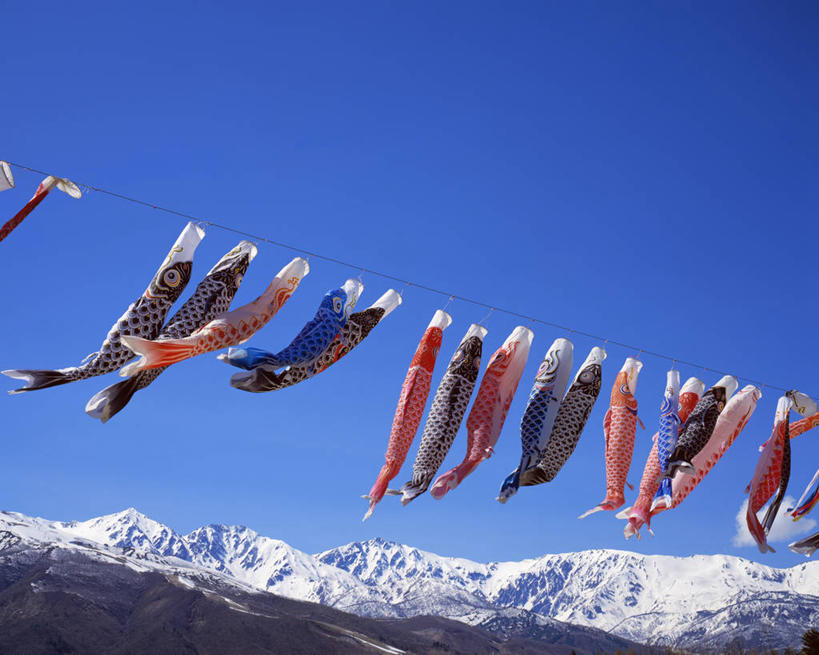 无人,横图,室外,白天,仰视,旅游,度假,美景,山,雪,雪山,大雪,旗帜,长野县,日本,亚洲,一排,许多,阴影,节日,庆祝,整齐,并列,并排,飘扬,光线,鲤鱼旗,影子,冰,积雪,景观,山峰,雪景,冬季,冬天,山峦,很多,文化,娱乐,旗子,排列,蓝色,蓝天,天空,阳光,自然,天,祈福,庆典,享受,休闲,景色,放松,寒冷,晴朗,纪念,飘逸,祈求,冰冷,队列,自然风光,飞扬,平行,东亚,本州,万里无云,本州岛,日本国,中部地方,长野,严寒,冰凉,酷寒,凛冽,凛凛,极冷,旌旗,旗号,鲤鱼节,男孩节,日本男孩节,子供之日,北安,北安昙郡,鲤帜,晴空,晴空万里,彩图,低角度拍摄