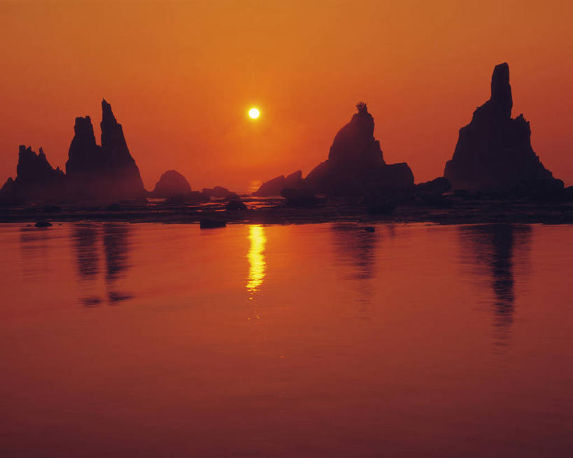 无人,横图,室外,白天,正面,旅游,度假,海浪,海洋,石头,美景,日落,山,山脉,日本,亚洲,石子,景观,浪花,山峰,晚霞,霞光,落日,山峦,背光,娱乐,自然,海水,黄昏,群山,享受,休闲,景色,彩霞,放松,自然风光,逆光,海景,东亚,本州,本州岛,日本国,近畿地方,近畿,和歌山,和歌山县,串本町,夕照,薄暮,大海,风浪,海,海水的波动,近岸浪,石块,岩石,涌浪,夕阳,彩图,傍晚,东牟娄郡,斜阳