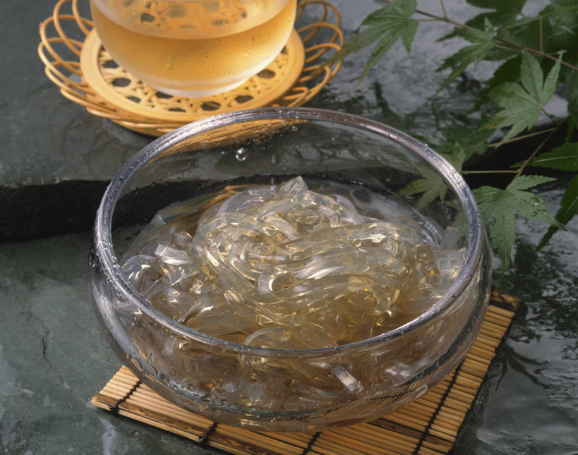 无人,横图,俯视,室内,特写,白天,烹饪,餐桌,桌子,叶子,玻璃,阴影,反射,影子,日本料理,料理,食品,枫叶,绿叶,菜肴,美食,玻璃制品,食物,绿色,容器,碗,日式料理,日式,嫩叶,佳肴,餐台,枫树叶,储藏,储存,叶,叶片,彩图,高角度拍摄,大菜丝,冻粉,寒天,琼胶,琼脂,燕菜精,洋菜,洋粉,贮存