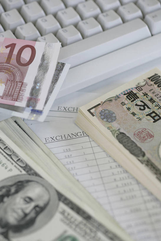 无人,竖图,俯视,室内,特写,白天,钱,美元,键盘,静物,阴影,朦胧,模糊,反射,钱币,影子,记事本,输入设备,通讯设备,本子,笔记本,钞票,金融,纸币,经济,日元,通信设备,流通,纸钞,贸易,货币,现金,电脑键盘,彩图,高角度拍摄,日本银行券,日圆