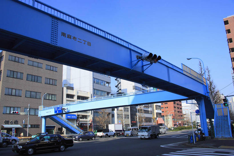 无人,高楼大厦,横图,室外,白天,仰视,度假,美景,城市风光,城市,大桥,大厦,道路,建筑,卡车,路,路灯,摩天大楼,桥梁,公路,汽车,照明,东京,日本,亚洲,阴影,光线,影子,景观,高架,建筑群,桥,灯光,分界线,停车线,交通,娱乐,建设,车,灯,蓝色,蓝天,天空,阳光,交通工具,轿车,天,享受,休闲,景色,放松,晴朗,车行道,车行道分界线,照亮,照明设备,载具,标线,麻布,高架桥,东亚,车行线,高架道路,跨线桥,本州,万里无云,关东地方,本州岛,日本国,东京都,县厅,港区,东京市,晴空,晴空万里,马路,彩图,低角度拍摄,大楼,高层建筑,高楼,摩天楼