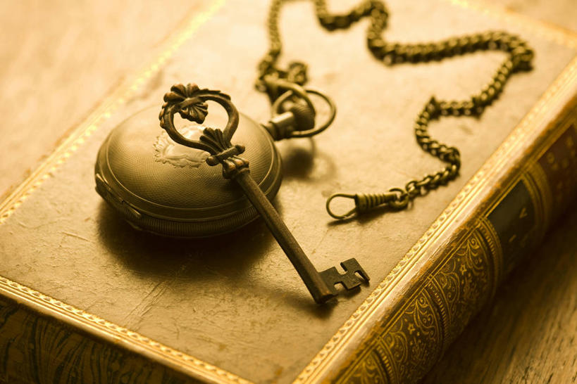 无人,横图,俯视,室内,特写,白天,复古,安全,静物,书籍,一把,一本,阴影,朦胧,模糊,时间,反射,时钟,影子,防护,钥匙,计时,怀表,一个,书本,钟表,表,单个,保护,挂表,开启,封闭,保险,私密,保全,周全,安稳,安定,防盗,平安,书,图书,钟,彩图,高角度拍摄