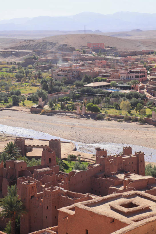 无人,家,竖图,室外,白天,正面,旅游,度假,草地,草坪,名胜古迹,树林,植物,标志建筑,道路,地标,建筑,路,非洲,摩洛哥,阴影,遗迹,光线,影子,房屋,屋子,公寓,小路,交通,古迹,文物,娱乐,建设,古建筑,洋房,楼房,住宅,草,树,树木,绿色,天空,阳光,自然,天,享受,休闲,旅游胜地,放松,生长,成长,古文明,阿非利加洲,摩洛哥王国,瓦尔扎扎特,苏斯.马塞.德拉大区,彩图,房子