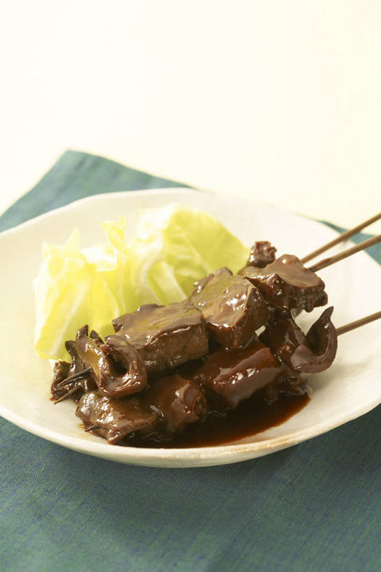 无人,竖图,俯视,室内,特写,白天,白色背景,烹饪,烧烤,餐桌,桌子,蔬菜,阴影,新鲜,反射,布料,影子,陶瓷,调料,酱料,酱汁,肉,佐料,料理,食品,陶瓷制品,烤肉,调味品,调味料,布纹,羊肉,酱,菜肴,美食,肉类,竹签,桌布,食物,一个,餐巾,容器,台布,碗,摄影,佳肴,有机食品,绿色食品,影棚,单个,餐台,储藏,储存,肉食,羊肉串,取食签,餐桌布,彩图,高角度拍摄,影棚拍摄,拍摄,烤羊肉串,贮存