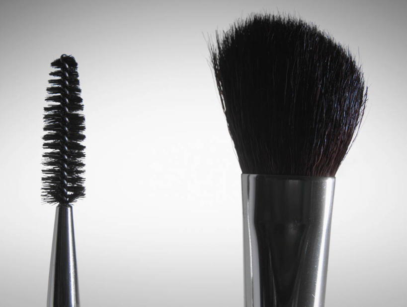 无人,横图,室内,特写,白天,正面,静物,阴影,灰色背景,反射,影子,两个,黑色,化妆品,化妆刷,刷子,睫毛膏,摄影,影棚,腮红刷,美容工具,化妆用品,眼妆,彩妆刷,化妆工具,睫毛液,胭脂刷,彩图,影棚拍摄,拍摄