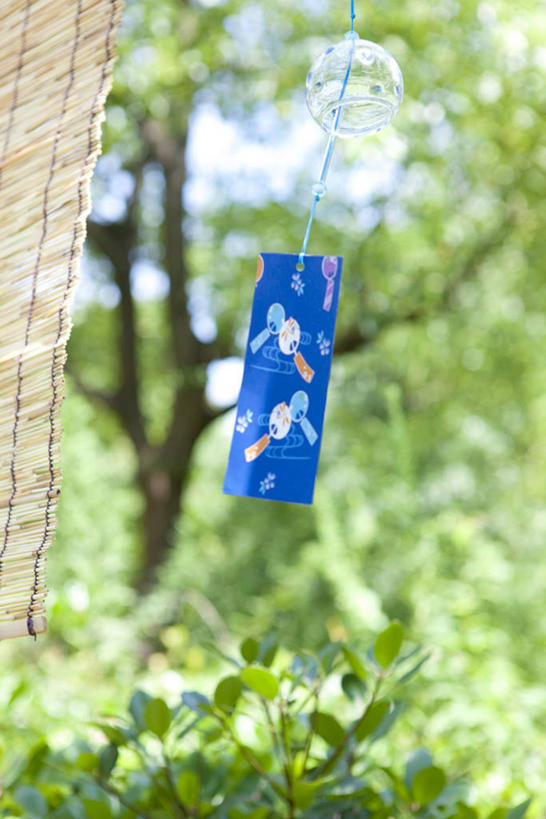 无人,竖图,室外,特写,白天,正面,幸福,运气,风铃,吊挂,悬挂,阴影,朦胧,模糊,装饰,光线,影子,竹帘,挂,阳光,帘子,祈祷,祈福,警示,许愿,华丽,修饰,祈求,吉祥,点缀,平和,问候,警惕,衬托,美观,雅致,雅观,思念,想念,玉振,幸运,占风铎,彩图,日式风铃