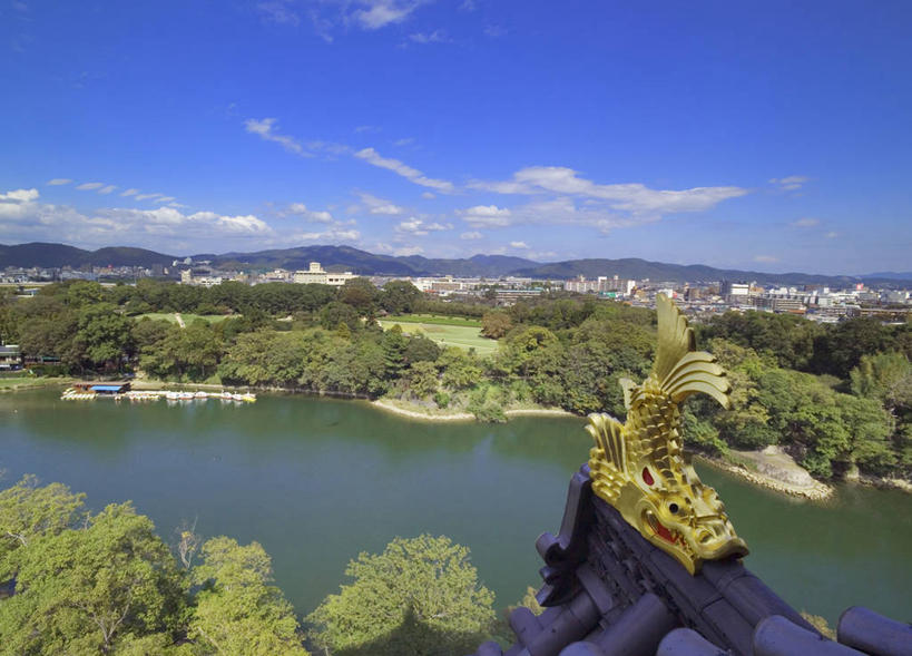 无人,横图,俯视,室外,白天,旅游,度假,河流,名胜古迹,山,山脉,水,植物,标志建筑,地标,建筑,日本,亚洲,阴影,波纹,遗迹,光线,影子,堡垒,城堡,河水,山峰,水流,云,云朵,涟漪,山峦,云彩,古迹,文物,娱乐,建设,古建筑,树,树木,蓝色,绿色,白云,倒影,蓝天,水纹,天空,阳光,自然,波浪,群山,天,享受,休闲,旅游胜地,放松,生长,晴朗,成长,倒映,要塞,古文明,东亚,本州,本州岛,日本国,水晕,中国地方,冈山,冈山县,县厅,冈山市,反照,设防,晴空,彩图,高角度拍摄,乌城,冈山城