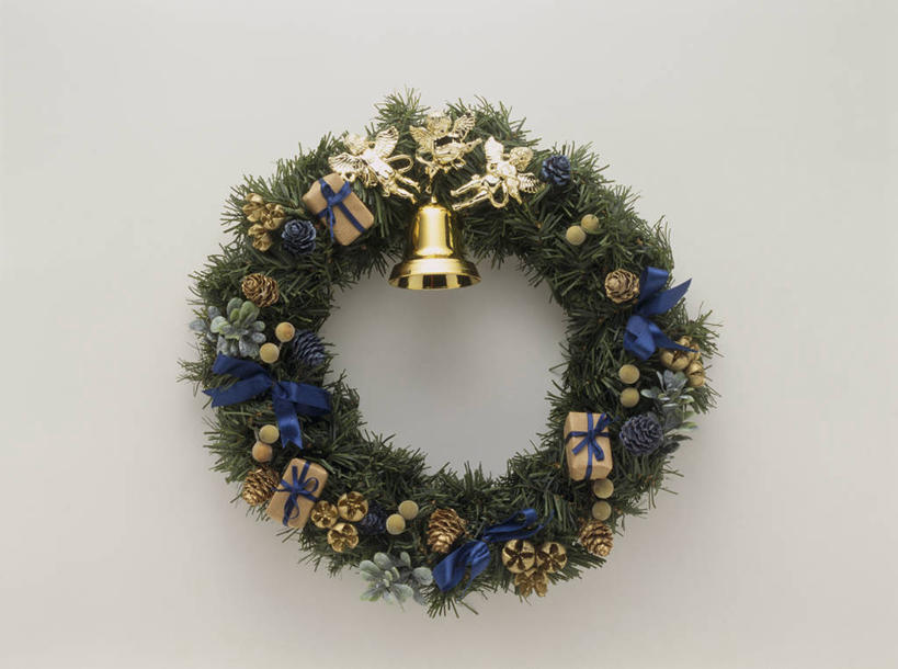 无人,横图,室内,特写,白天,白色背景,正面,金属制品,圣诞节,阴影,节日,庆祝,装饰,反射,金属,花环,铃铛,影子,坚果,果实,松果,文化,一个,干果,庆典,摄影,影棚,单个,纪念,华丽,修饰,圣诞花环,点缀,松塔,衬托,美观,雅致,雅观,圣诞圈,圣诞铃铛,铜制,彩图,影棚拍摄,拍摄