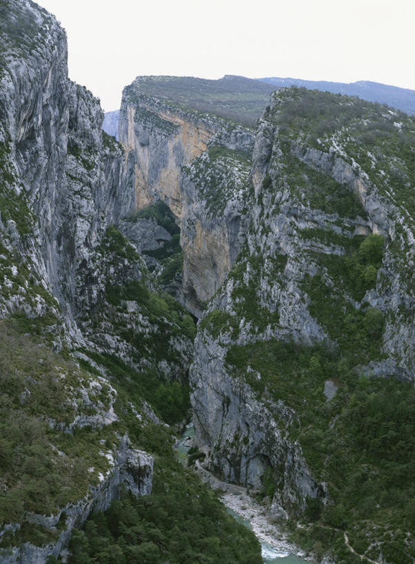 无人,竖图,俯视,室外,白天,旅游,度假,河流,石头,美景,森林,山,山脉,树林,水,植物,法国,欧洲,石子,河水,景观,山峰,水流,悬崖,山峦,娱乐,树,树木,绿色,天空,自然,群山,天,享受,休闲,景色,放松,生长,成长,西欧,法兰西,自然风光,法兰西共和国,法兰西第五共和国,绝壁,奥弗涅,奥弗涅大区,石块,岩石,彩图,高角度拍摄