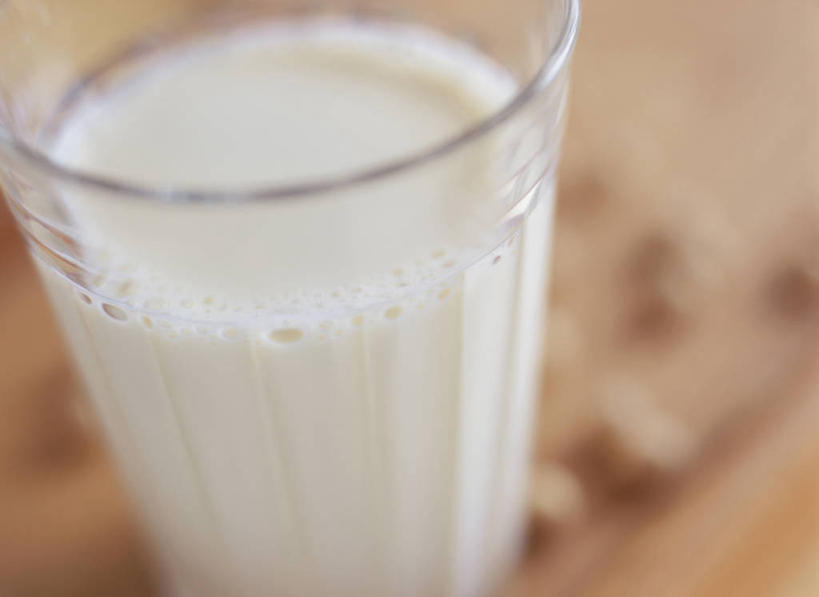 无人,横图,俯视,室内,特写,白天,餐桌,桌子,杯子,阴影,朦胧,模糊,反射,影子,饮品,一杯,营养,玻璃制品,饮料,一个,水杯,单个,餐台,豆浆,安神,玻璃杯,彩图,高角度拍摄,植物奶